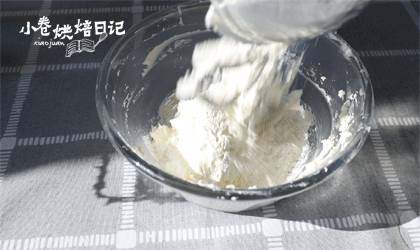 饿了?就来一片罗马盾牌吧!一口一个香脆,筛入面粉进行搅拌均匀。
