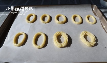 饿了?就来一片罗马盾牌吧!一口一个香脆,装入裱花袋,挤成圈圈备用。