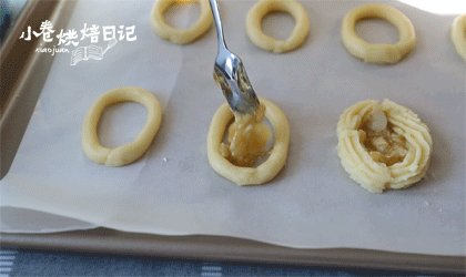饿了?就来一片罗马盾牌吧!一口一个香脆,放入少量内陷至饼干中,进行烘烤,烤箱中层150度,烘烤20分钟即可。