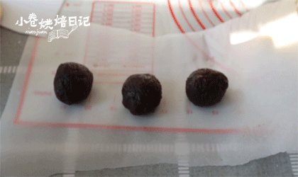 超柔软的日式红豆包,这样的早餐给我来一打,醒发的时候把<a style='color:red;display:inline-block;' href='/shicai/ 128687'>红豆泥</a>分为25克一个团子,捏成团备用。