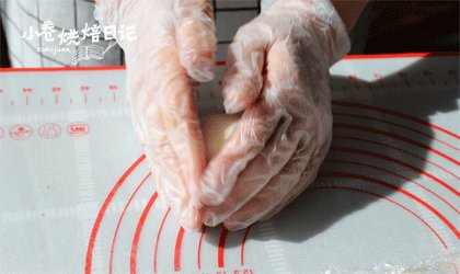 超柔软的日式红豆包,这样的早餐给我来一打,醒发好后取一小面团用擀面杖擀平,把一颗红豆馅放中间。四周边缘往中间提,捏紧。滚圆。