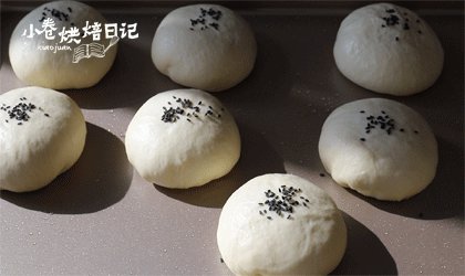 超柔软的日式红豆包,这样的早餐给我来一打,面团做好以后,面包表面用喷瓶喷上<a style='color:red;display:inline-block;' href='/shicai/ 156925'>水</a>,中间撒少许芝麻。放发酵箱发酵到1.5倍左右。