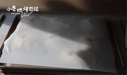超柔软的日式红豆包,这样的早餐给我来一打,在面包上盖一层油纸,再加上压平的烤盘。