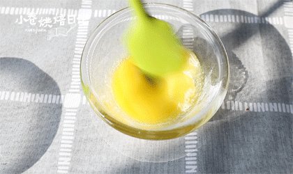 有网红芝士条陪伴的下午茶才叫懂得生活,黄油放微波炉加热至液体。