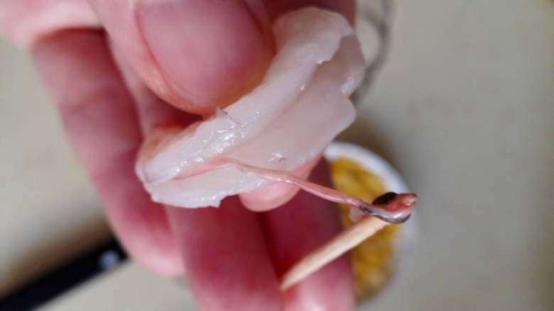 玉米豌豆虾仁,用牙签把虾线挑出来,