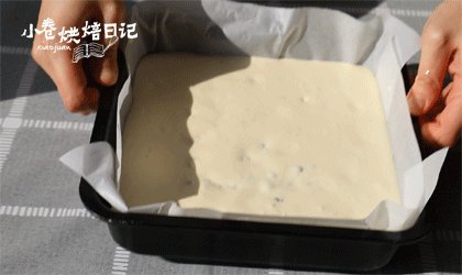 有网红芝士条陪伴的下午茶才叫懂得生活,面糊倒入烤模，略震模。