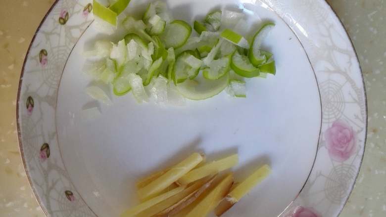 玉米豌豆虾仁,葱切碎,姜切丝,