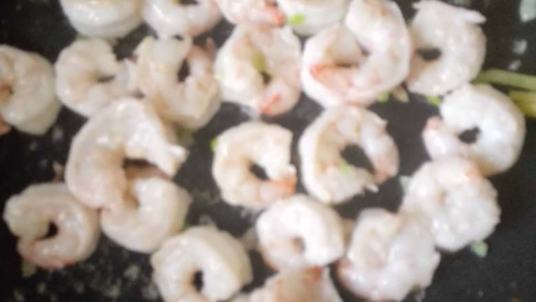 玉米豌豆虾仁,倒入虾仁翻炒,