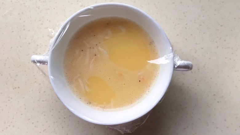 百变鸡蛋+虾扯蛋(小虾米鸡蛋羹),盖上保鲜膜