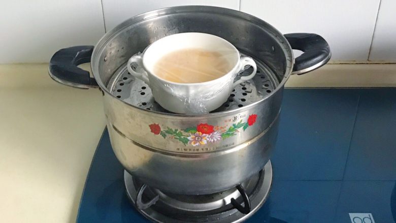 百变鸡蛋+虾扯蛋(小虾米鸡蛋羹),放锅里大火煮开转中火蒸10分钟
