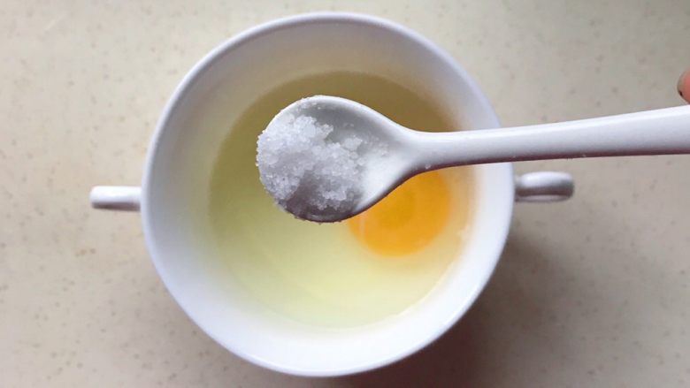 百变鸡蛋+虾扯蛋(小虾米鸡蛋羹),放一小勺盐