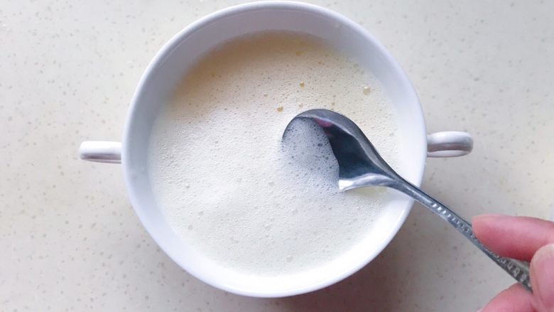 百变鸡蛋+虾扯蛋(小虾米鸡蛋羹),撇去上面的白色泡沫