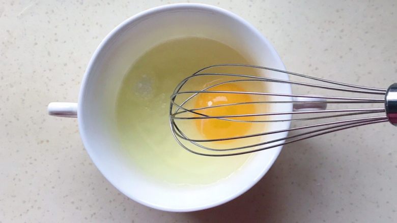 百变鸡蛋+虾扯蛋(小虾米鸡蛋羹),用手动打蛋器搅打成蛋液