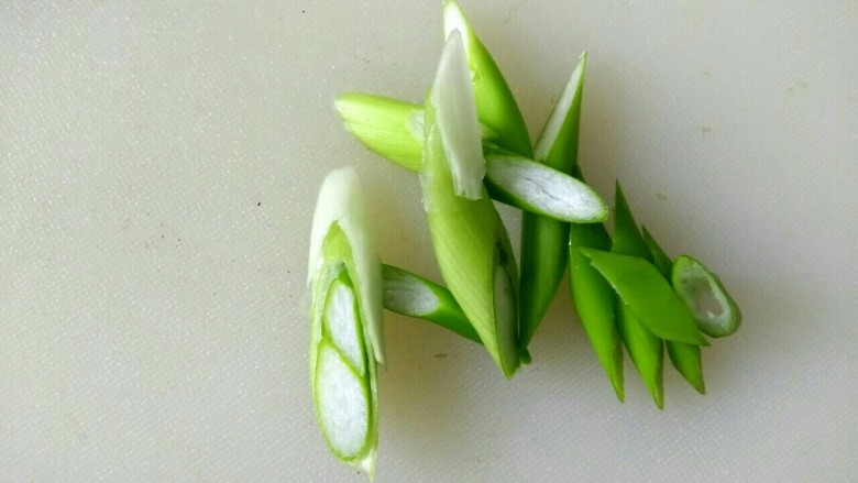 香菇烧油菜,葱切片