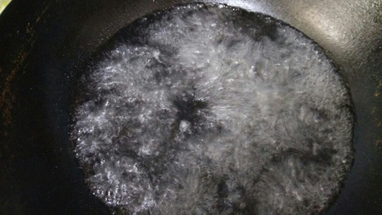 香菇烧油菜,锅中放入适量清水,放入适量盐烧开