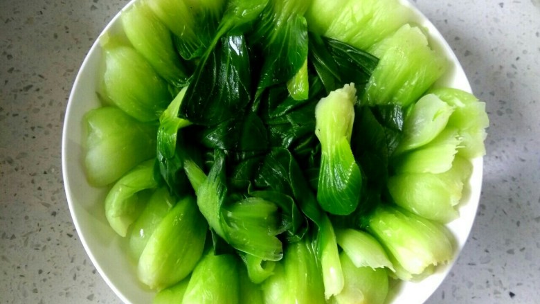 香菇烧油菜,把油菜捞出,控水,摆盘