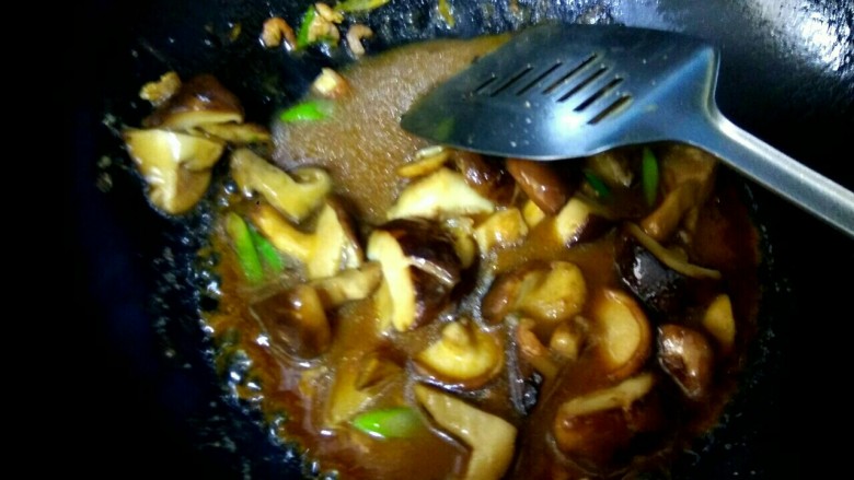 香菇烧油菜,把调料倒入锅中,大火烧开