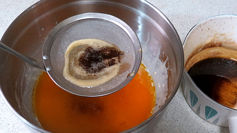 小嶋老师的经典费南雪蛋糕,将微温(约50℃)的焦化黄油倒入上一步的混合液中,搅拌均匀,同样的手法约100次