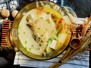 奶白鲫鱼豆腐汤
(鱼汤奶白小窍门)