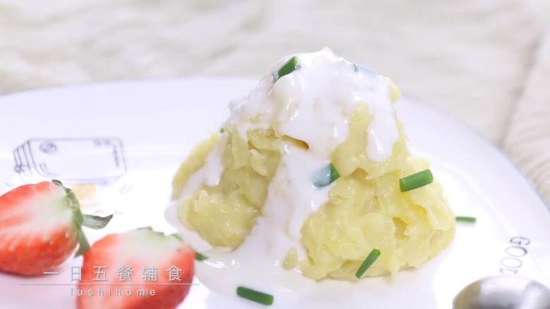 奶香土豆泥,撒点葱装饰,淋上自制酸奶。