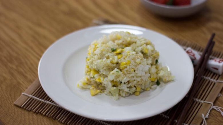 炒饭秀+家常蛋炒饭,也可以倒扣在盘子里,但一定要在碗里压实,否则就会像我这样。
