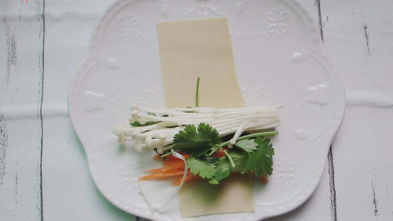 香煎豆皮蔬菜卷,依次豆皮,香菜,胡萝卜丝、金针菇铺好
