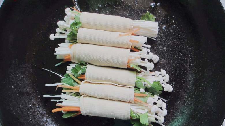 香煎豆皮蔬菜卷,平底锅热一薄层油,油热后豆皮卷码放入锅,中小火煎