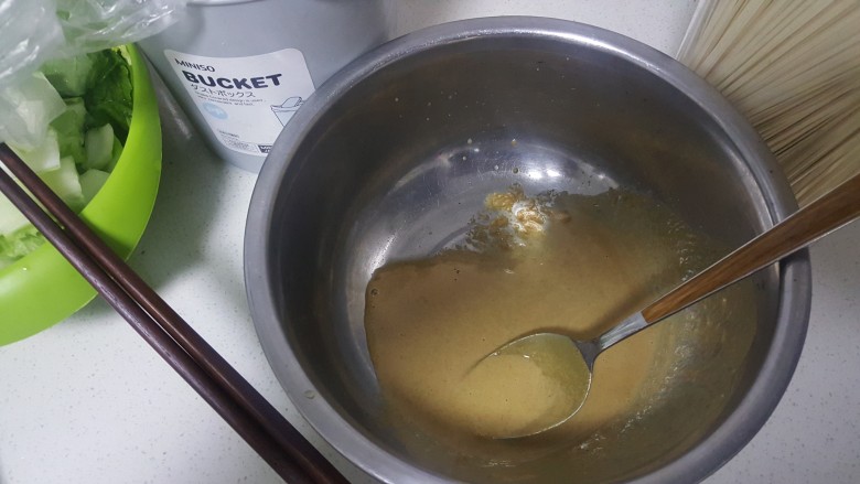 将军菜(油条的吃法),在大一点的盆里放入麻汁,然后倒入粗大概比例是1:3吧?我也不是很有数,不要太稀也不要太稠,那样子容易拌匀。放入一点盐。