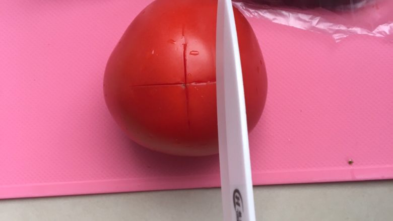 宝宝补铁面条,将<a style='color:red;display:inline-block;' href='/shicai/ 3551'>西红柿</a>划上十字架,然后用开水烫去表皮