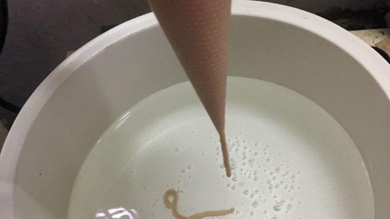 宝宝补铁面条,将锅内水烧开,然后向锅内挤面条