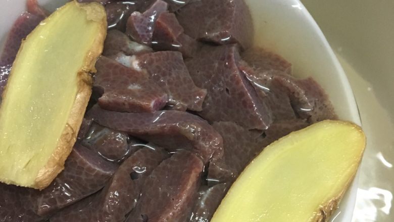 宝宝补铁面条,把猪肝和清水一同倒入锅里去腥,一定要冷水入锅
