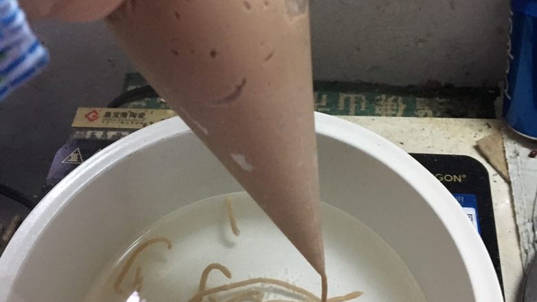宝宝补铁面条,手大概提起大概一肘子,向下用打圆圈的方式挤出,由于我只有一个人做,所以没办法拍到演示过程