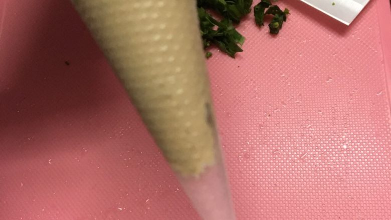 宝宝补铁面条,将搅好的面糊加入到裱花袋中,并将裱花袋剪个口,口的大小决定了面条的粗细,可以根据宝宝的月龄决定