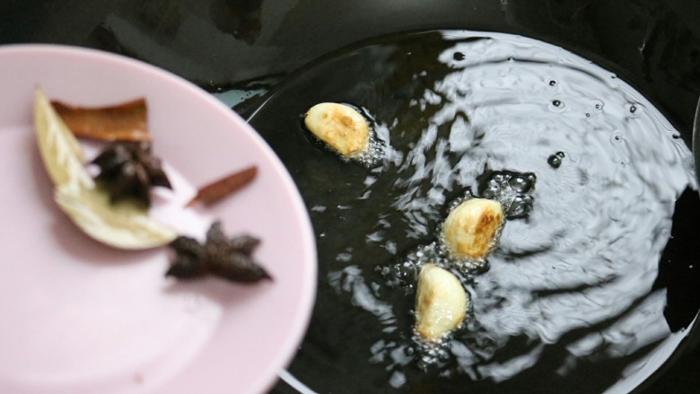 ≈百搭葱油≈,炸出香味后,把香料捞出来,大蒜留锅里