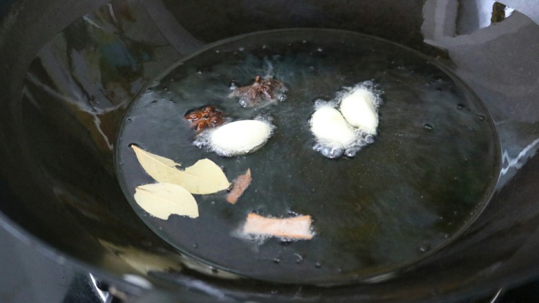 ≈百搭葱油≈,锅内倒入油,烧热后放入香料和大蒜,小火炸出香味
