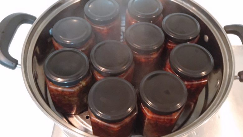 自制XO酱,做好的XO趁热装瓶,油需没过食材1公分。为了更好的密封效果,将XO酱放入蒸锅,大火蒸15分钟。