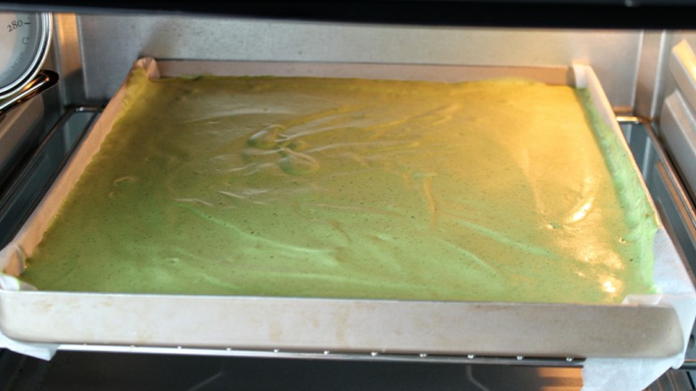 抹茶奶油蛋糕卷,烤箱提前上下火170度预热,将烤盘放入中层烤约15分钟