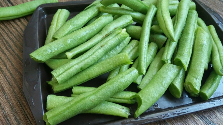 香辣豆角,豆角洗干净,掰成小段