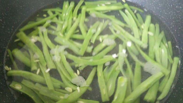香辣豆角,放稍许盐在水里,煮软变绿