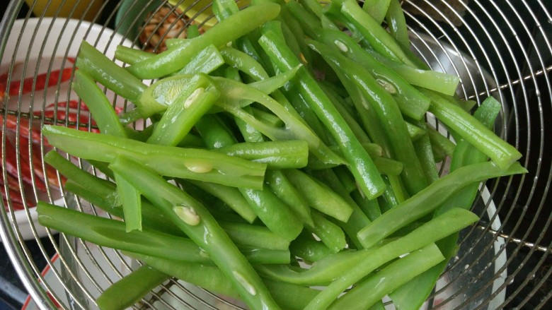 香辣豆角,拔凉后,捞出控水备用
