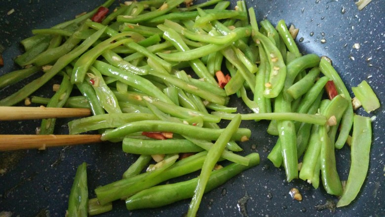 香辣豆角,继续翻炒均匀,关火