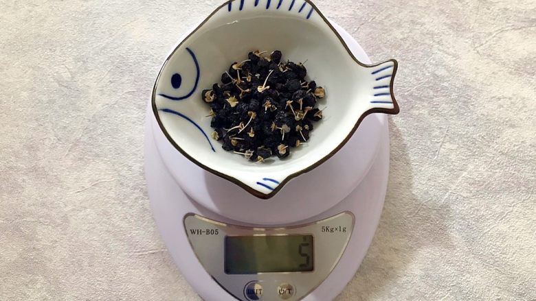 最爱面包+超级健康and美味的黑枸杞吐司(面包机版)
,首先我们准备好5g黑枸杞