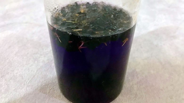 最爱面包+超级健康and美味的黑枸杞吐司(面包机版)
,加入180g热开<a style='color:red;display:inline-block;' href='/shicai/ 156925'>水</a>泡开,晾凉一下,备用