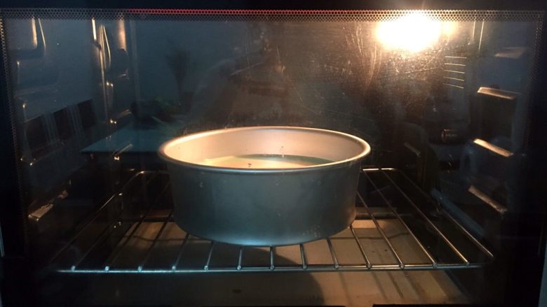 彩虹蛋糕,放进预热好的烤箱,上火90度,下火120度,下层60分钟