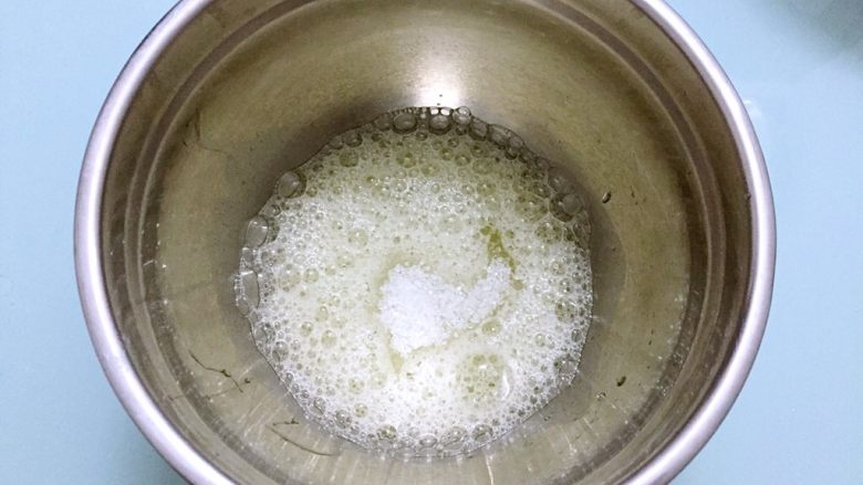 彩虹蛋糕,加入白糖(白糖分三次加入),打发至硬性发泡