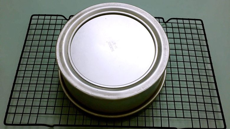 彩虹蛋糕,烤好后马上拿出来震一震,然后倒扣在烤网上晾凉后再脱模