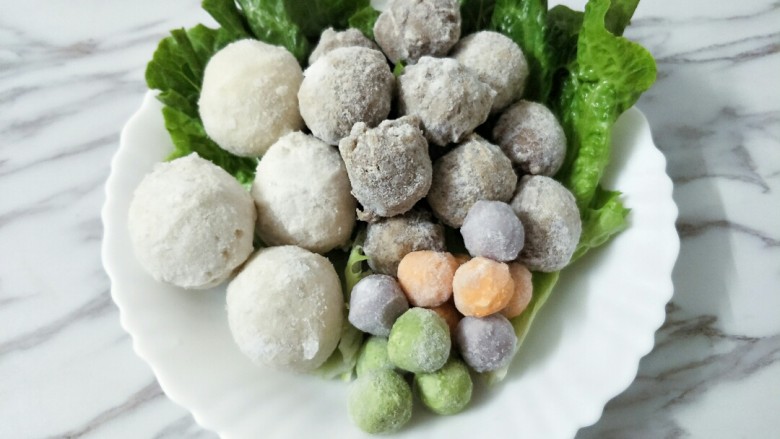 鸳鸯火锅,准备好火锅丸子,有鱼丸、牛肉丸、<a style='color:red;display:inline-block;' href='/shicai/ 230'>香菇</a>丸、脆皮小丸子、这个大家可以随意,喜欢什么放什么