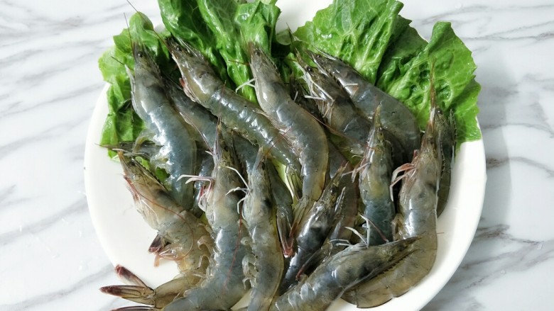 鸳鸯火锅,<a style='color:red;display:inline-block;' href='/shicai/ 291'>明虾</a>清洗干净,用牙签挑去沙线
