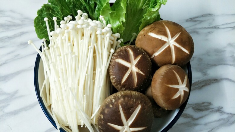 鸳鸯火锅,<a style='color:red;display:inline-block;' href='/shicai/ 234'>金针菇</a>用剪去根部清洗干净,和香菇装盘