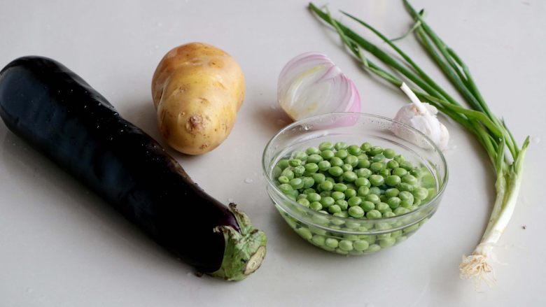 『土豆茄子煲』,准备好面团所需食材